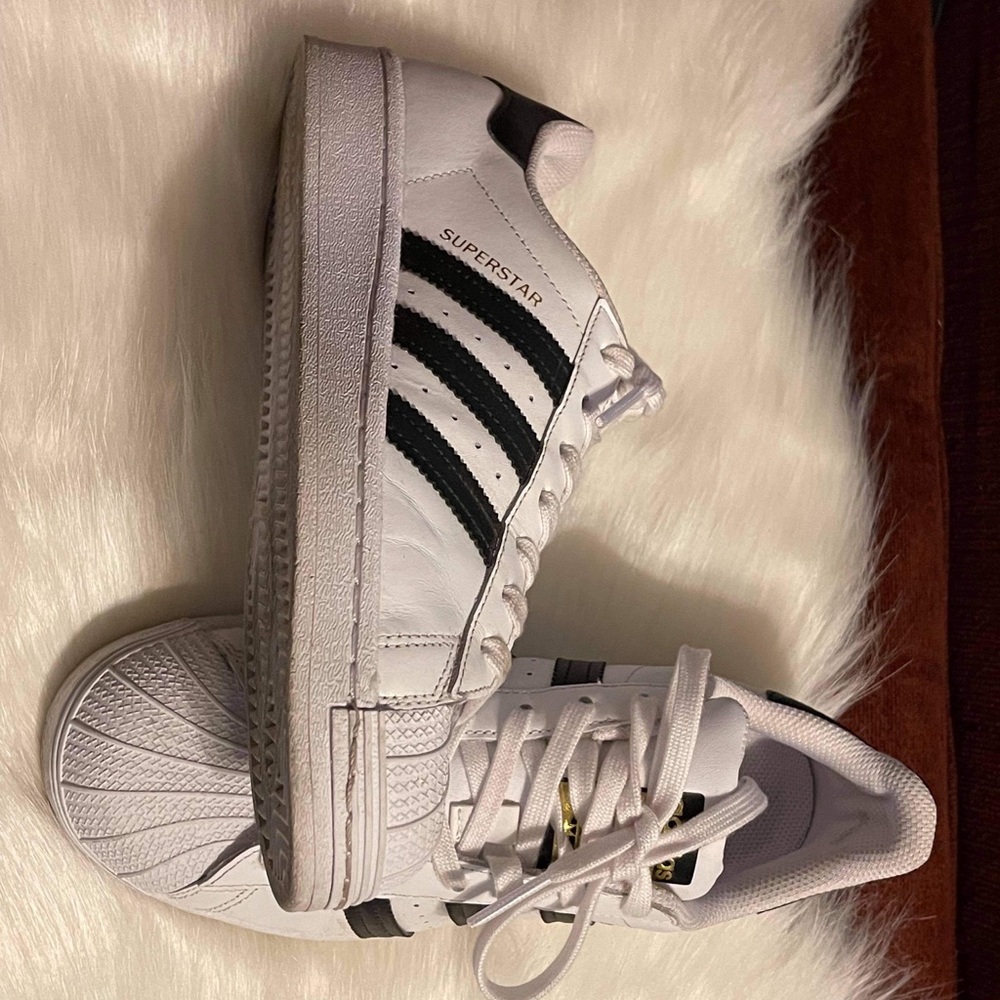 Adidas superstar (8.5) woman